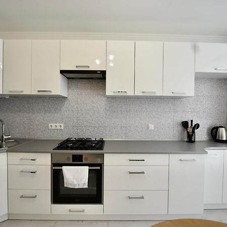 Cozy Apartment Next To The Park Ternopil Exterior foto