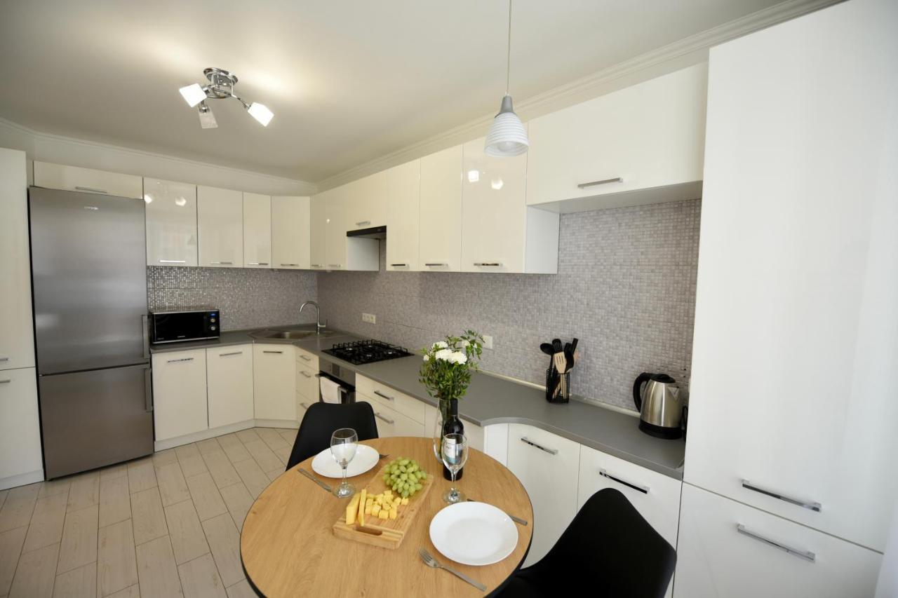 Cozy Apartment Next To The Park Ternopil Exterior foto