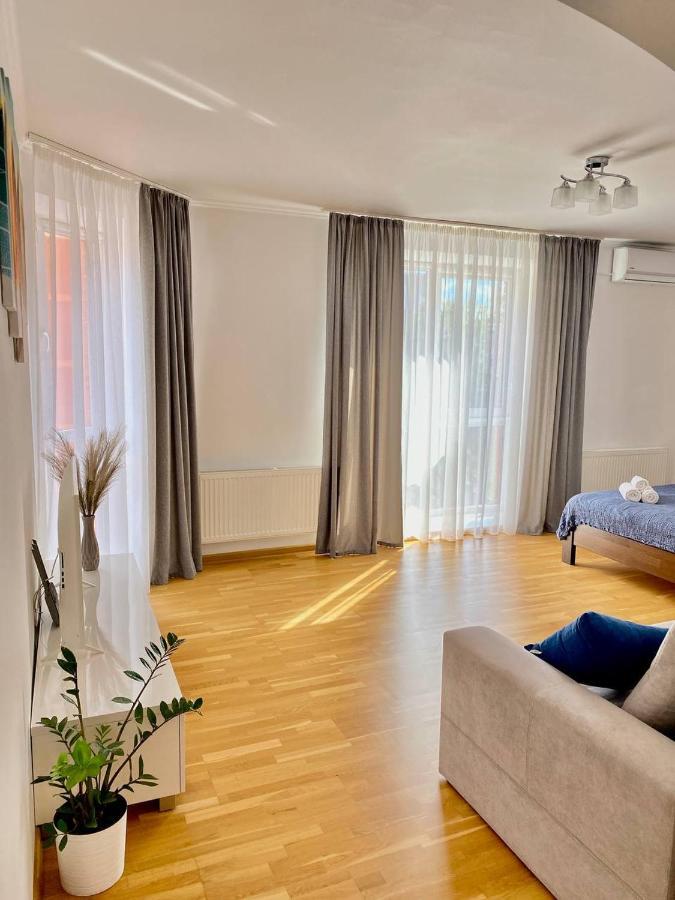 Cozy Apartment Next To The Park Ternopil Exterior foto