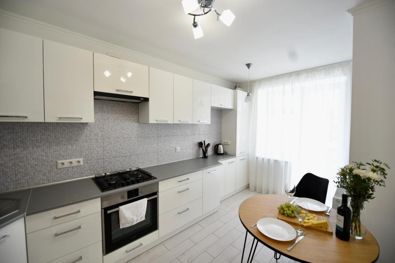 Cozy Apartment Next To The Park Ternopil Exterior foto